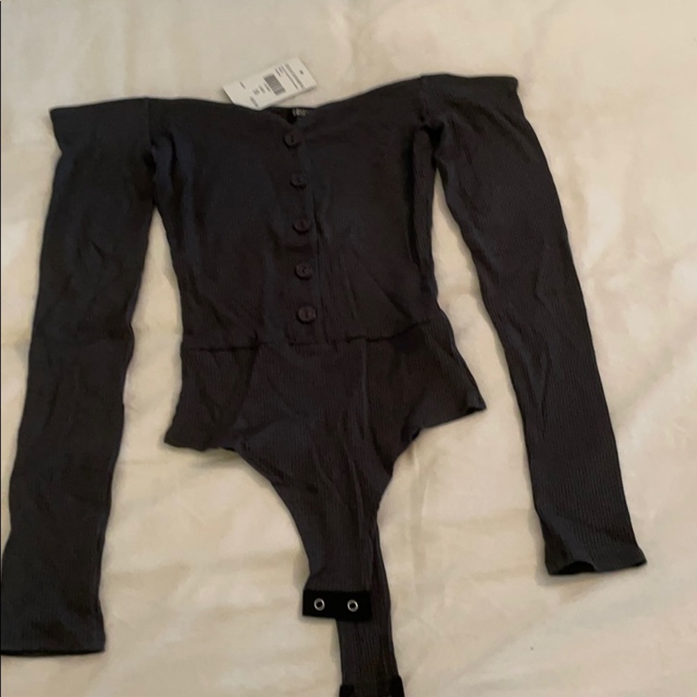 Fashion nova, cold shoulder, gray bodysuit